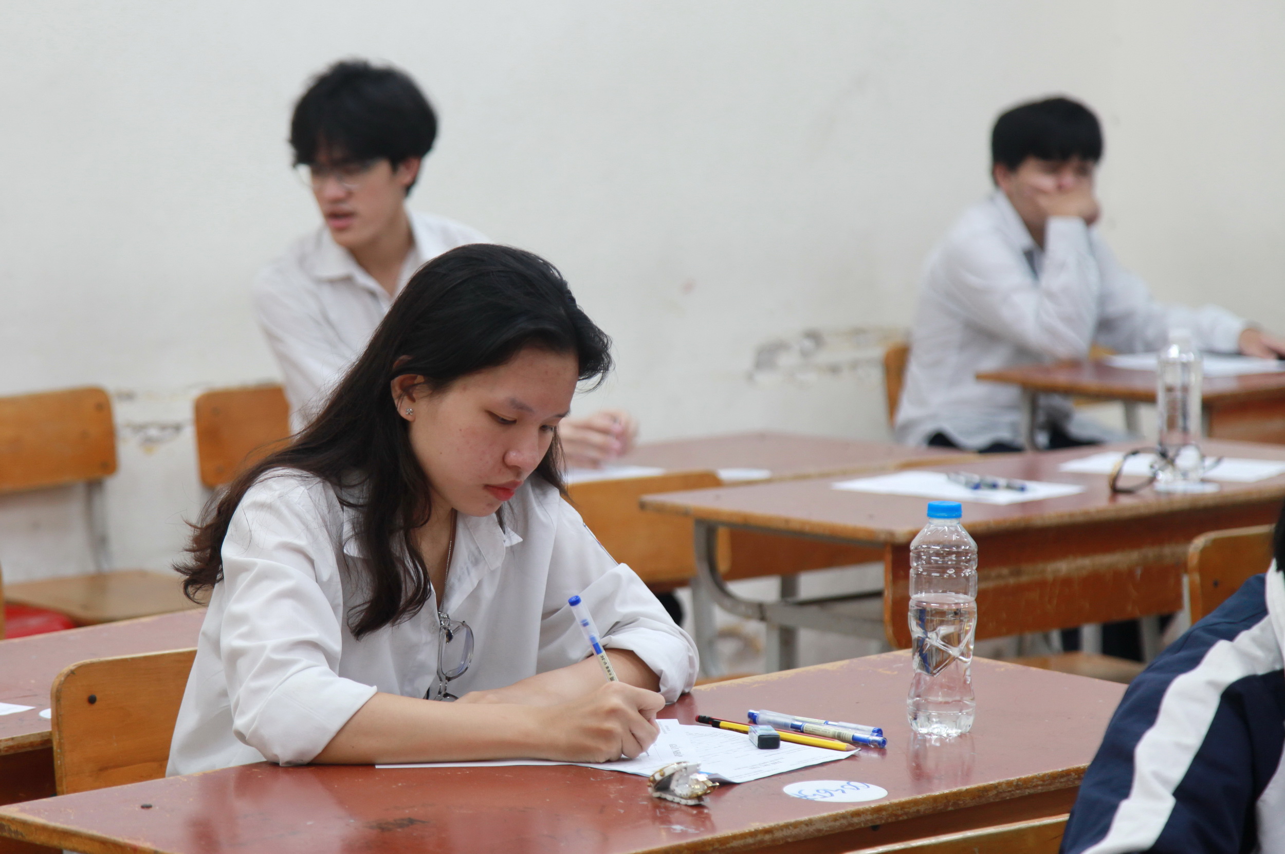 Ôn tập kỹ nên nhiều thí sinh tỏ ra rất tự tin trước môn thi này. Ôn tập kỹ nên nhiều thí sinh tỏ ra rất tự tin trước môn thi này.