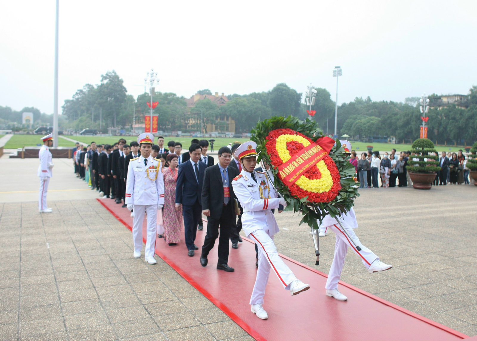 Đoàn đại biểu vào Lăng viếng Bác.
