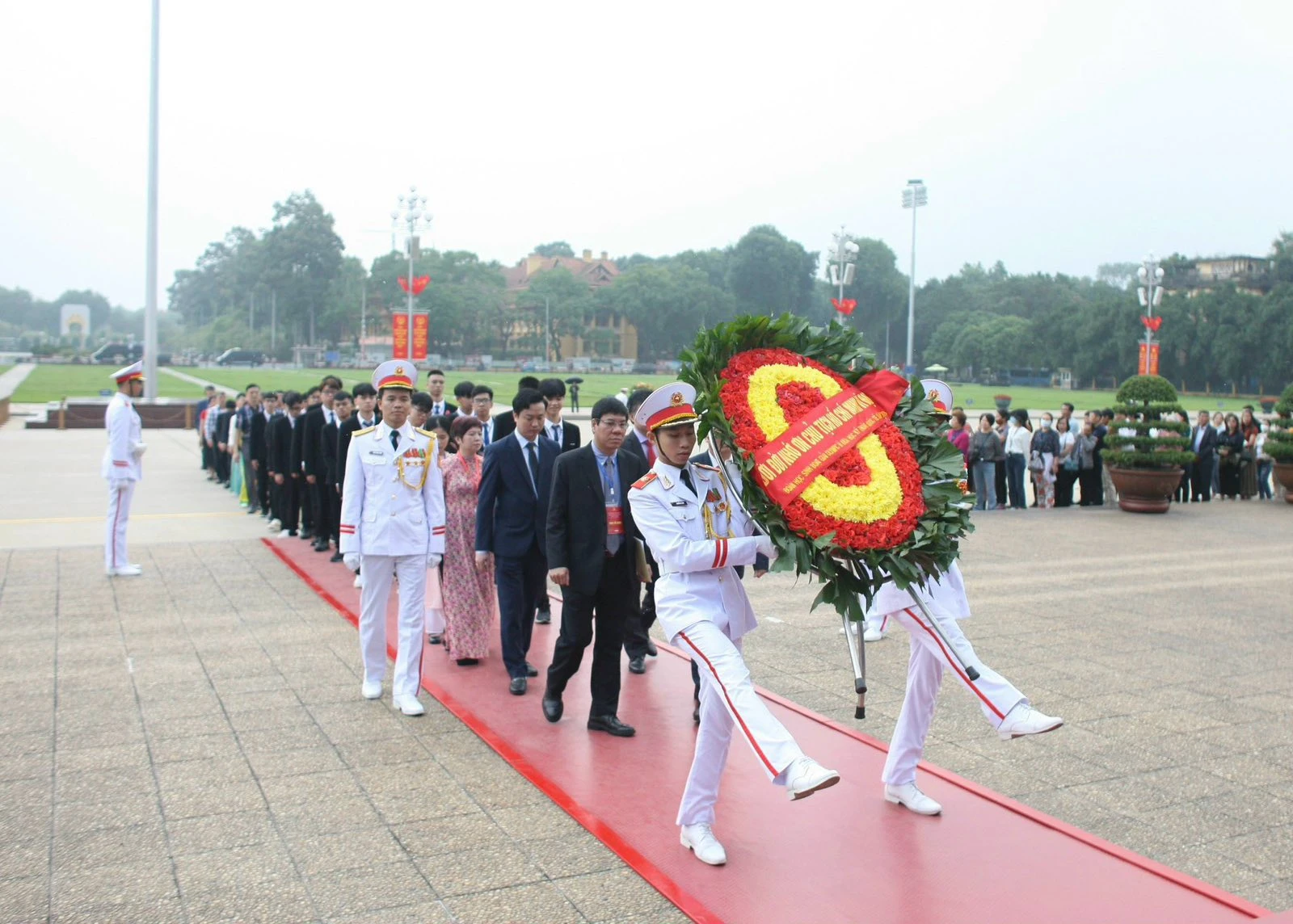 Đoàn đại biểu vào Lăng viếng Bác.