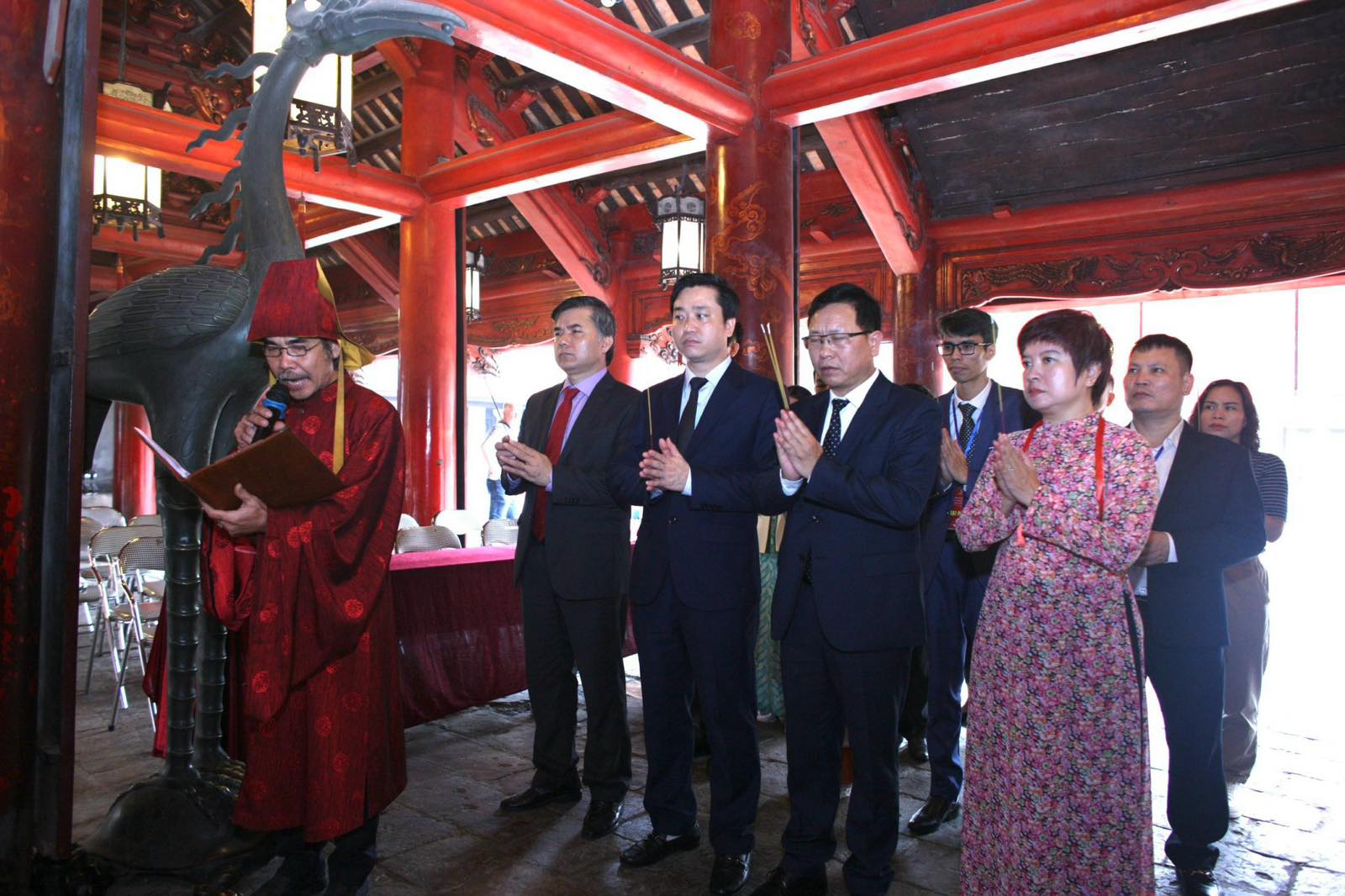 Các đại biểu thực hiện nghi thức dâng hương.