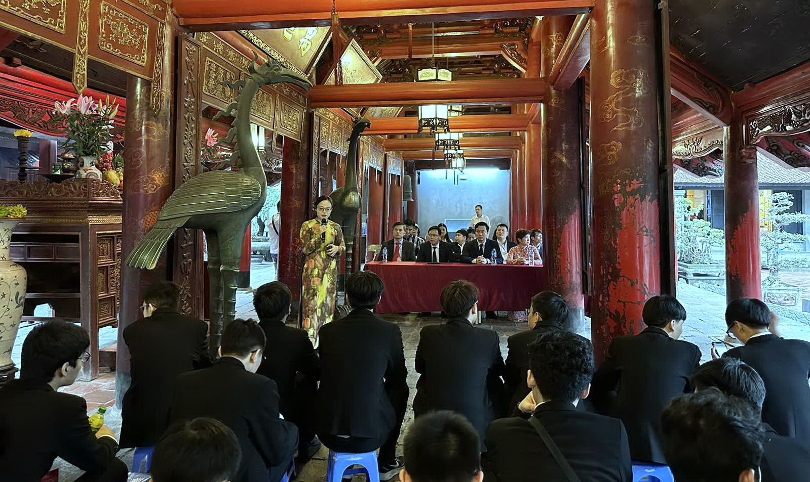 Các em học sinh được nghe giới thiệu về lịch sử của Văn Miếu Quốc Tử Giám.