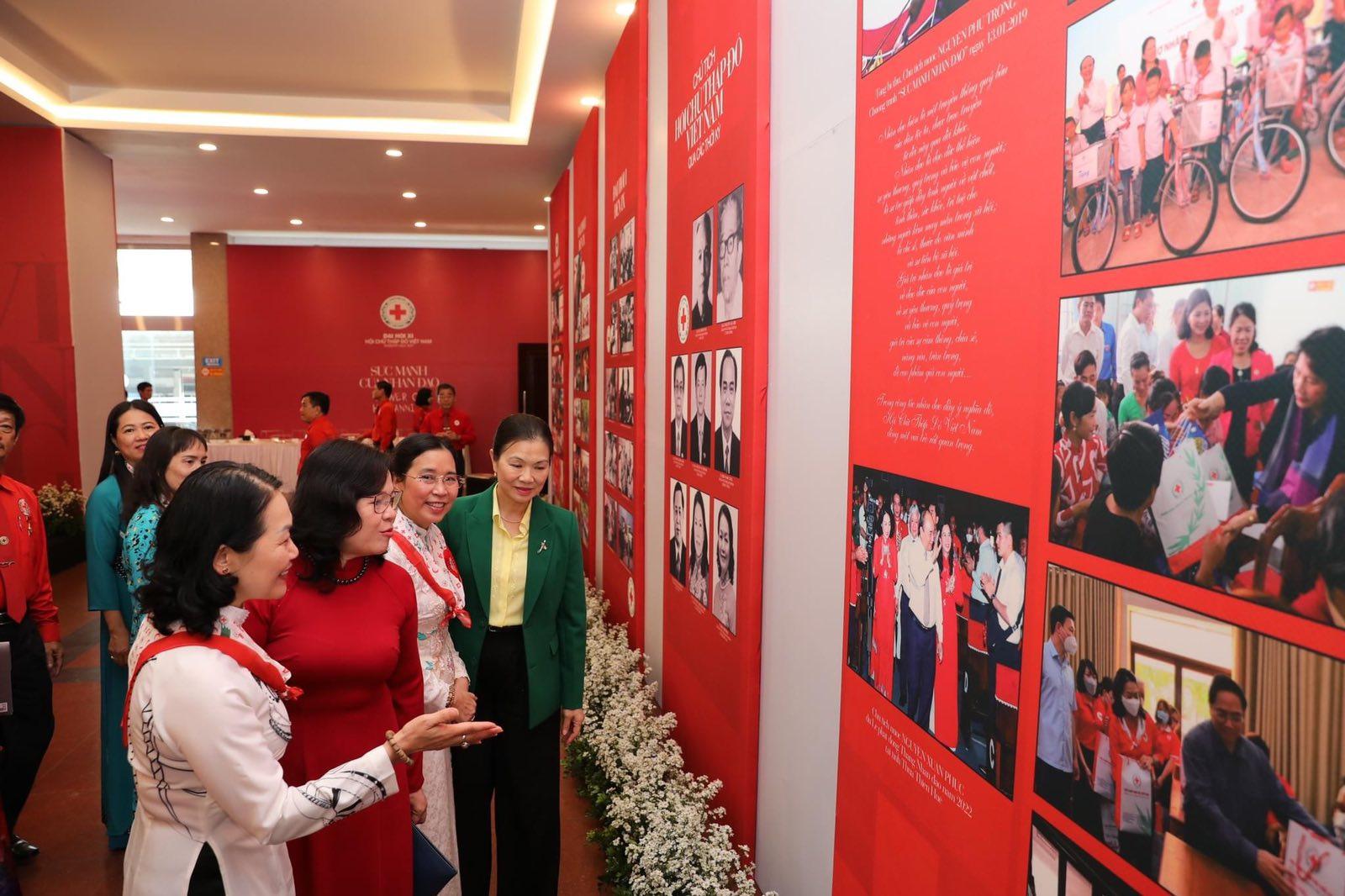 Thứ trưởng Ngô Thị Minh cùng các đại biểu tham quan triển lãm "Hệ sinh thái nhân đạo" trong khuôn khổ Đại hội Thứ trưởng Ngô Thị Minh cùng các đại biểu tham quan triển lãm "Hệ sinh thái nhân đạo" trong khuôn khổ Đại hội