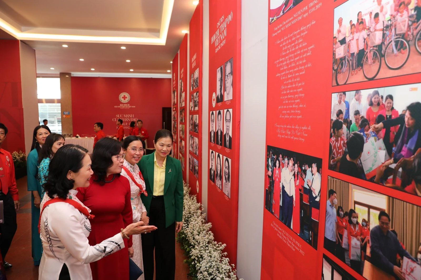 Thứ trưởng Ngô Thị Minh cùng các đại biểu tham quan triển lãm "Hệ sinh thái nhân đạo" trong khuôn khổ Đại hội