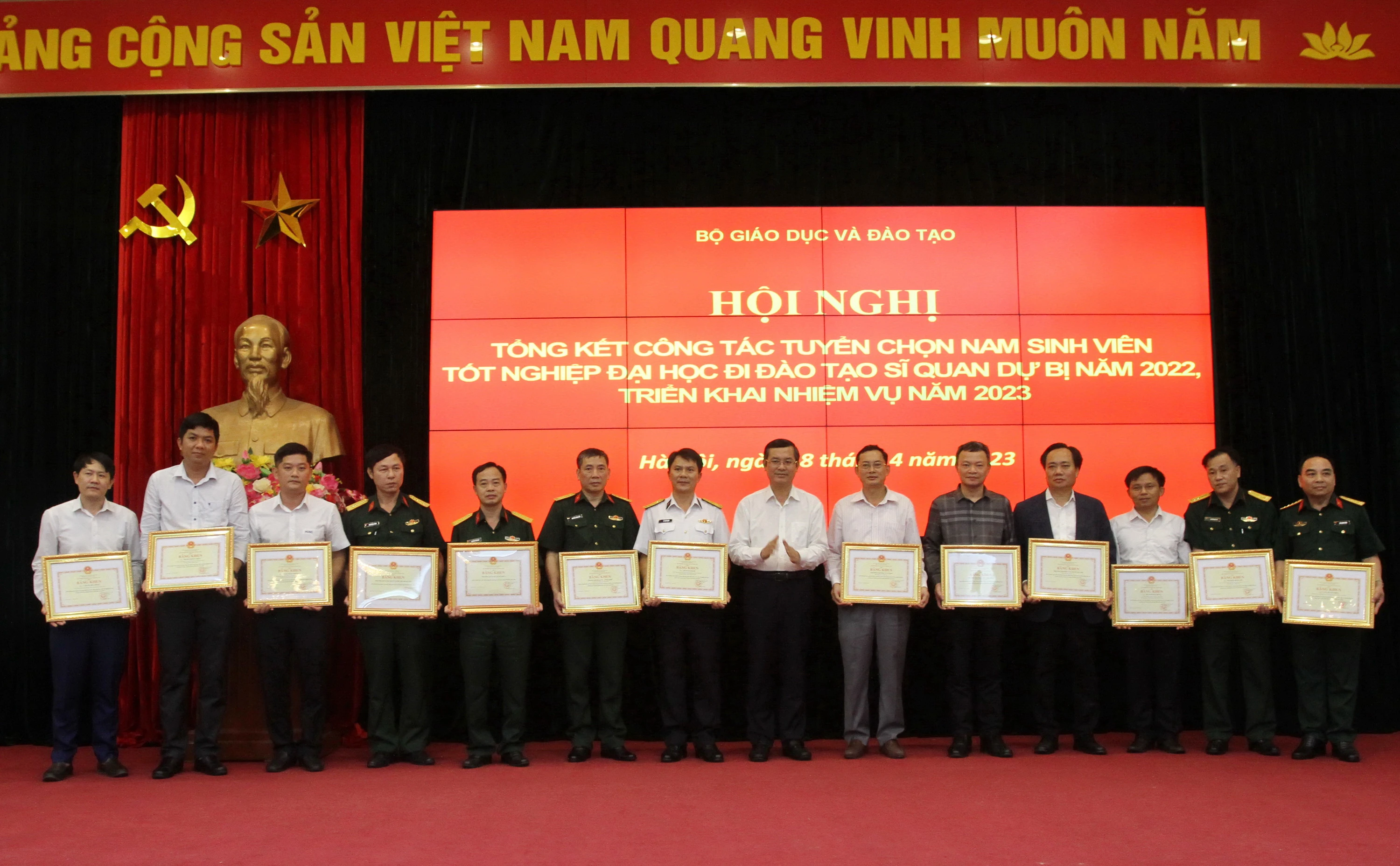 Thứ trưởng Nguyễn Văn Phúc tặng bằng khen của Bộ trưởng Bộ GD&amp;ĐT cho các tập thể, cá nhân có thành tích nổi bật trong công tác tuyển chọn nam sinh viên tốt nghiệp đại học đi đào tạo sĩ quan dự bị giai đoạn 2020-2023.