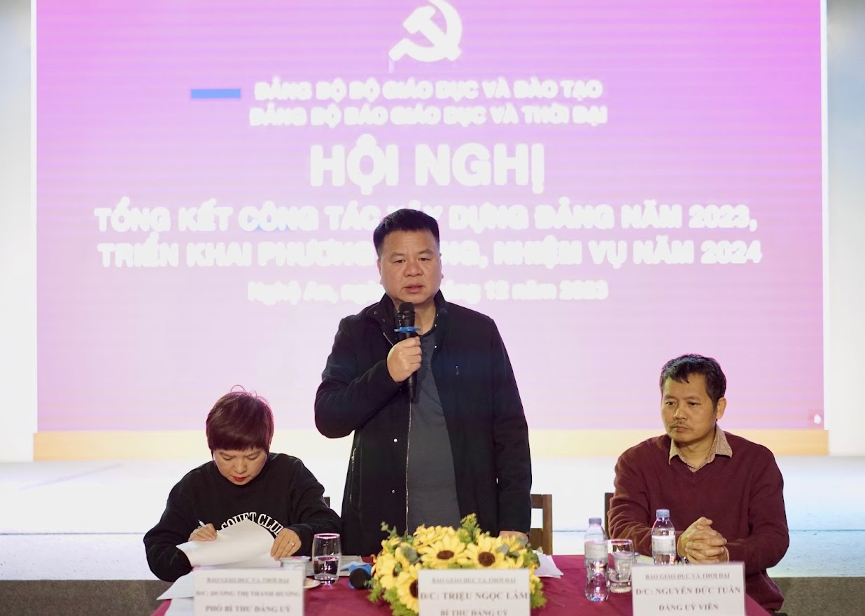 Đồng chí Triệu Ngọc Lâm - Bí thư Đảng bộ, Tổng biên tập Báo Giáo dục và Thời đại phát biểu tại hội nghị.