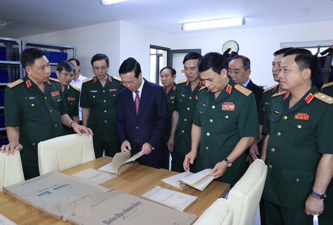 Chủ tịch nước Võ Văn Thưởng thăm thư viện của Học viện Quốc phòng. Ảnh: TTXVN.