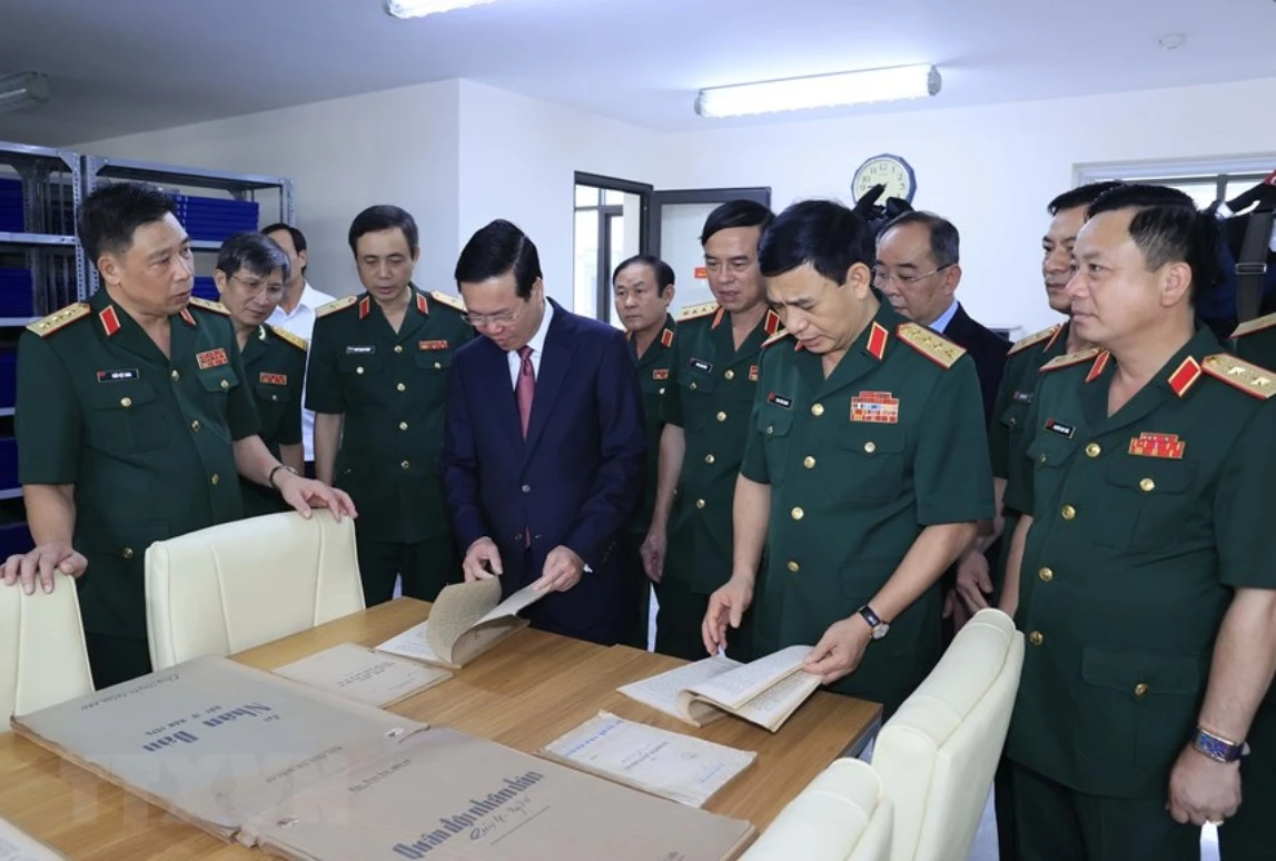 Chủ tịch nước Võ Văn Thưởng thăm thư viện của Học viện Quốc phòng. Ảnh: TTXVN.