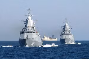 Chiến hạm Anh im tiếng trước ‘kẻ hộ vệ’ tàu chở dầu Nga