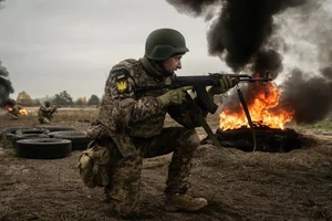 13 sĩ quan chỉ huy một binh sĩ