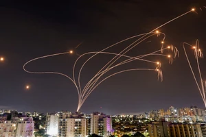 ‘Vòm sắt’ của Israel bị đánh sập bởi 100 quả rocket