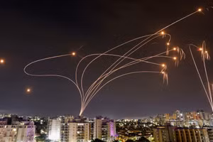 ‘Vòm sắt’ của Israel bị đánh sập bởi 100 quả rocket