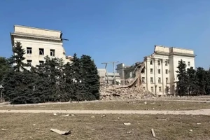 Không quân Nga đánh sập tòa hành chính Kherson