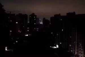 396 mũi tên đánh xuống, Ukraine chìm trong bóng tối