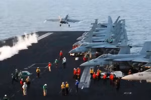 Vén màn bí mật tuần dương hạm Mỹ bắn hạ tiêm kích F-18