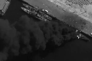 4 tên lửa đạn đạo phóng vào CVN-72, Mỹ đánh chìm tàu Iran