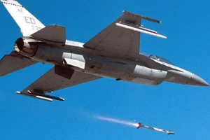 Xem clip F-16 phóng AIM-9 Sidewinder diệt UAV