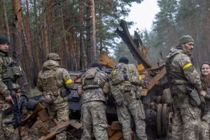 Nga cắt đường, quân Ukraine đi bộ 40km tiếp viện Sloviansk
