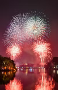 Pháo hoa rực sáng trên bầu trời Hà Nội chào đón năm mới