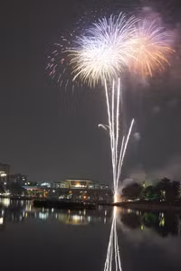Pháo hoa rực sáng trên bầu trời Hà Nội chào đón năm mới
