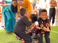 Hân hoan đến trường cùng trẻ em người Chứt tại bản Rào Tre