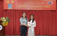 Học sinh lớp 12 xúc động đọc lời thề ngày kết nạp Đảng