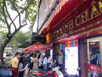Người dân xếp hàng chờ vào tiệm vàng ở Hà Nội