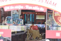 Hà Nội: Ngân hàng bán vàng bình ổn giá, 'phố vàng'… vắng hoe