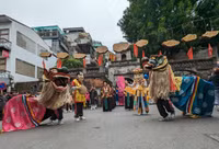 Tết về sớm trên phố cổ Hà Nội