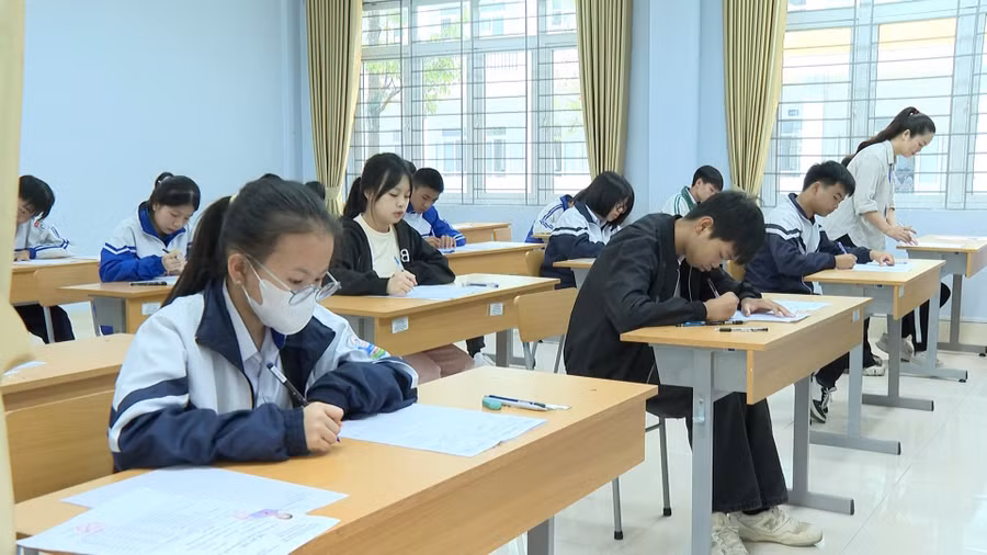 Thí sinh Lai Châu làm thủ tục dự thi môn Ngữ văn trong Kỳ thi tuyển sinh vào lớp 10 năm học 2025 - 2026.