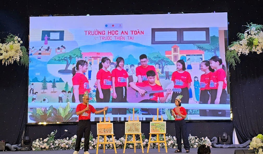 Học sinh Lào Cai mong muốn xây dựng trường học an toàn trước thiên tai. Học sinh Lào Cai mong muốn xây dựng trường học an toàn trước thiên tai.