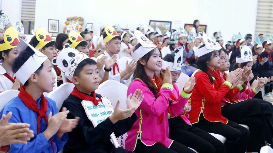 Diễn đàn quy tụ 80 học sinh tiểu học và THCS tới từ các huyện, thị, thành phố. gen-n-lao-cai-2.jpg