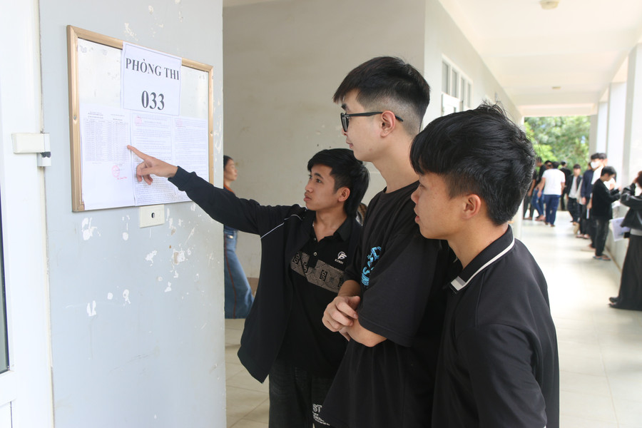 Các thí sinh ở Điểm thi Trường THPT Quyết Thắng xem danh sách dự thi. lc-2.jpg