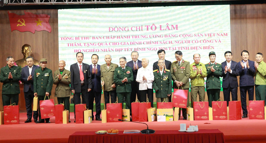 Tổng Bí thư Tô Lâm cùng các đại biểu trao quà Tết cho gia đình chính sách, người có công và hộ nghèo trên địa bàn tỉnh Điện Biên.