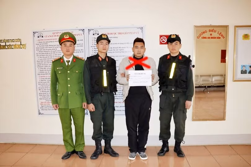 Lực lượng chức năng bắt giữ đối tượng Lê Chí Hưng.