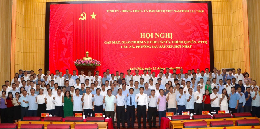 Đại biểu tham dự Hội nghị gặp mặt, giao nhiệm vụ cho cấp ủy, chính quyền các xã, phường sau sắp xếp, hợp nhất.