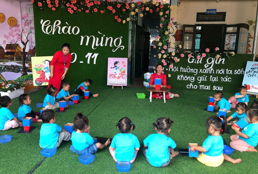 Cô trò Trường Mầm non xã Na Ư thích thú trong hoạt động chào mừng Ngày Nhà giáo Việt Nam. 