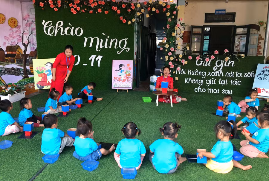 Cô trò Trường Mầm non xã Na Ư thích thú trong hoạt động chào mừng Ngày Nhà giáo Việt Nam. 