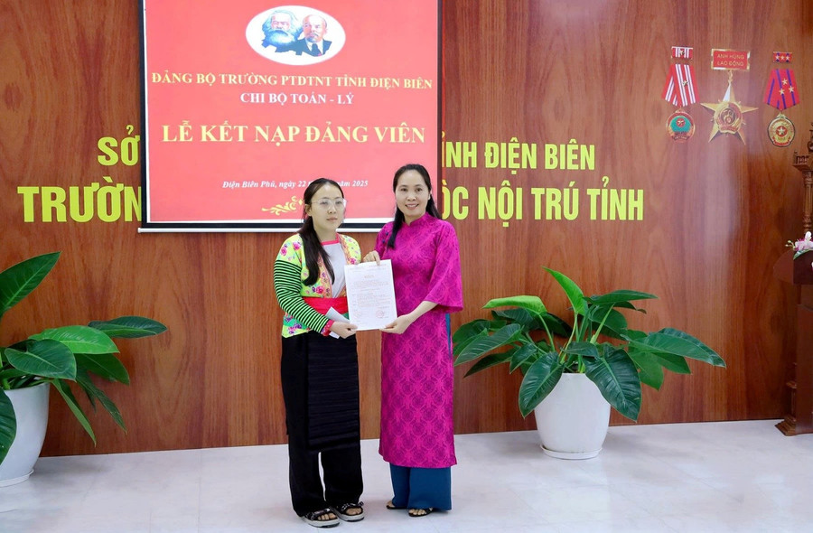Cô Nguyễn Thị Thường - Bí thư Chi bộ Toán - Lý trao quyết định kết nạp đảng viên. dien-bien-4.jpg