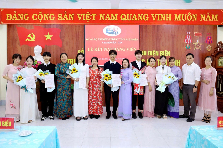Chi bộ Văn - Tin, Trường PTDTNT tỉnh Điện Biên chụp ảnh lưu niệm cùng các đảng viên mới. dien-bien-3.jpg