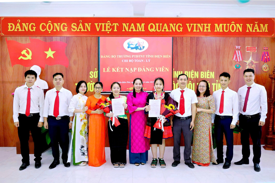 Chi bộ Toán - Lý, Trường PTDTNT tỉnh Điện Biên chụp ảnh lưu niệm cùng các đảng viên mới. dien-bien-2.png