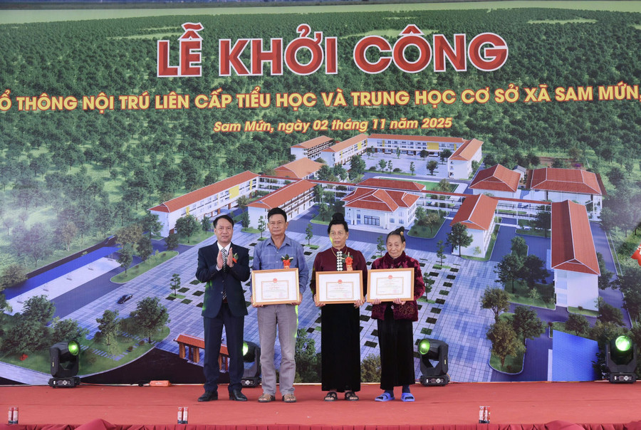 UBND xã Sam Mứn tặng Giấy khen cho 3 gia đình tình nguyện hiến đất, giải phóng mặt bằng phục vụ công trình. db-3.jpg