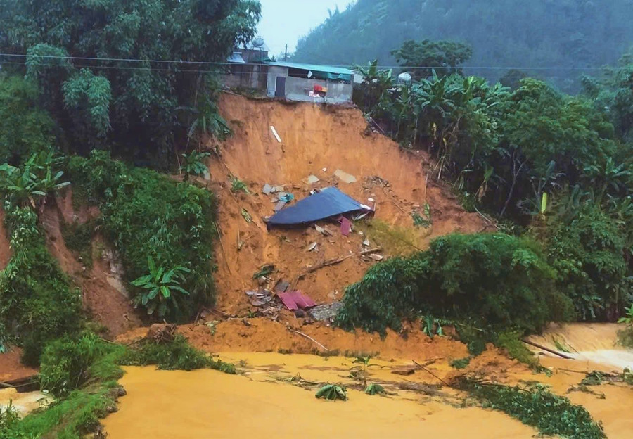 Nhiều căn nhà đứng trước nguy cơ sạt lở cần di chuyển. lai-chau-ngap-ung-4.jpg