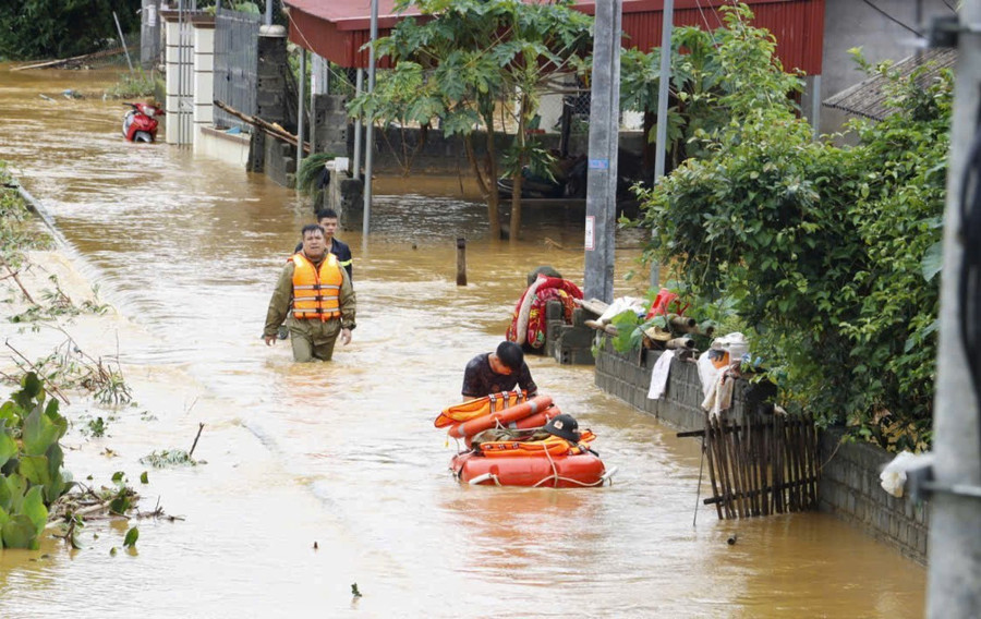 Công an tỉnh Lai Châu hỗ trợ di dời tài sản ra khỏi khu vực ngập úng. lai-chau-ngap-ung-3.jpg