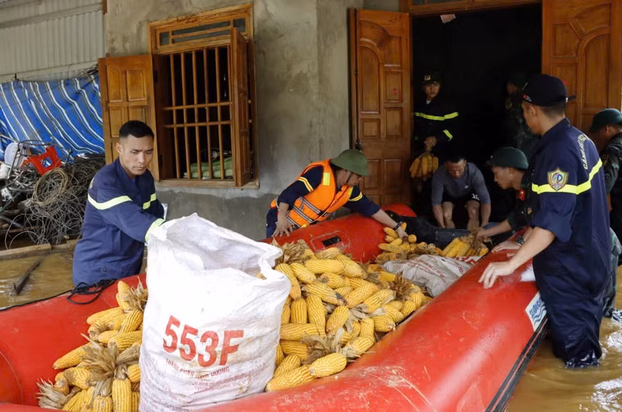 Công an Lai Châu hỗ trợ người dân xã Bản Giang sơ tán người và tài sản.