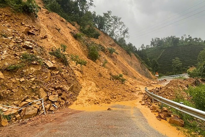 Nhiều tuyến đường bị sạt lở gây ách tắc giao thông. lai-chau2.jpg