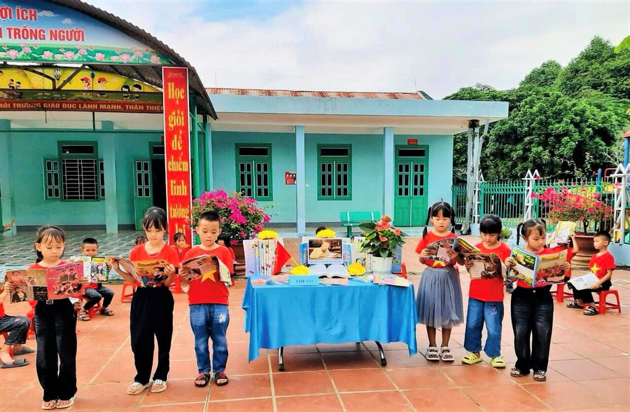 Học sinh Trường Tiểu học xã Núa Ngam hưởng ứng Ngày Sách và Văn hóa đọc.
