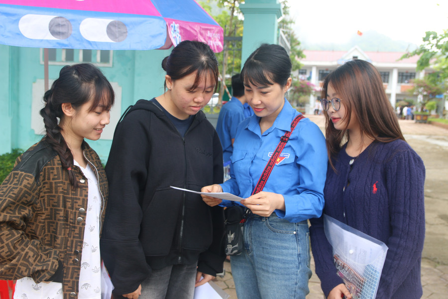 Cô trò Trường THPT Quyết Thắng chia sẻ kết quả làm bài thi. tu-chon-3.jpg