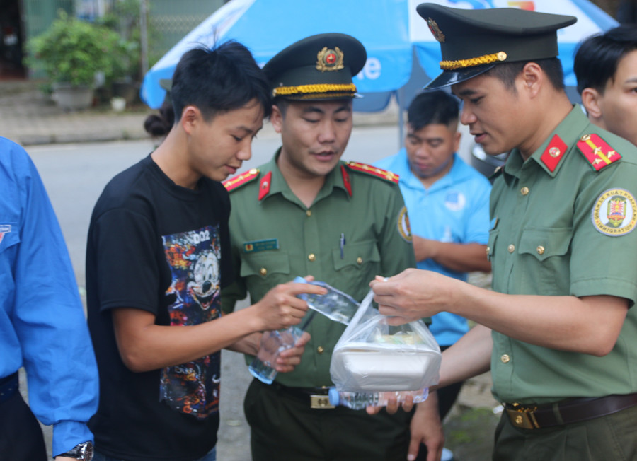 Những phần quà tiếp sức cho các sĩ tử. tu-chon.jpg