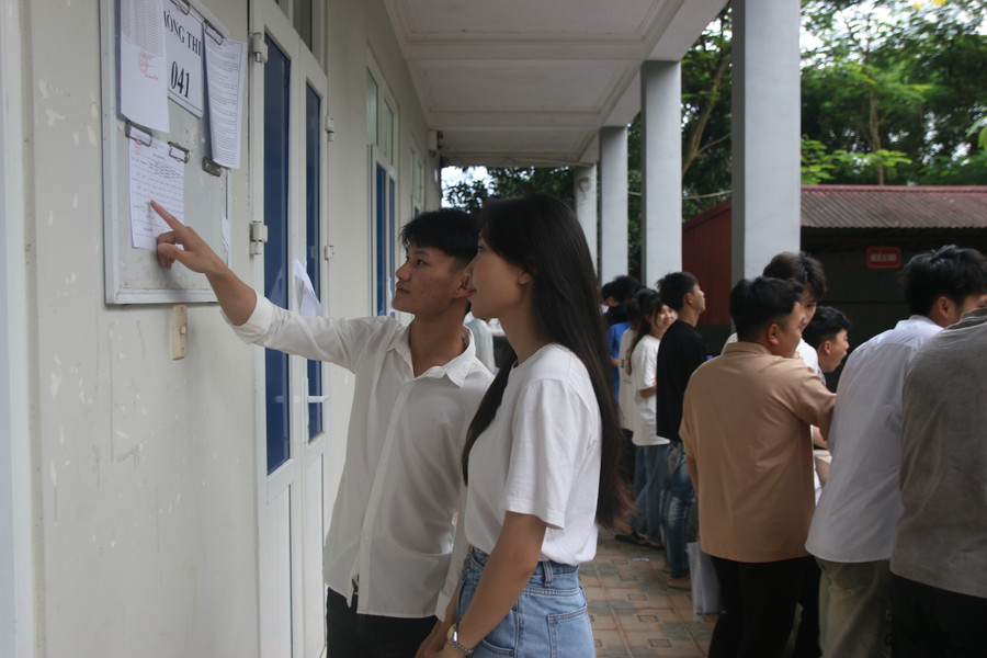 Thí sinh tại Trung tâm Giáo dục thường xuyên - Hướng nghiệp tỉnh Lai Châu kiểm tra thông tin trước giờ thi. tu-chon-2.jpg