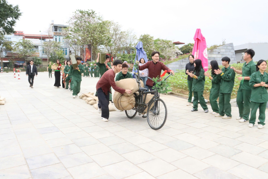 Học sinh Điện Biên trải nghiệm xe đạp thồ, hình ảnh trong Chiến dịch Điện Biên Phủ.